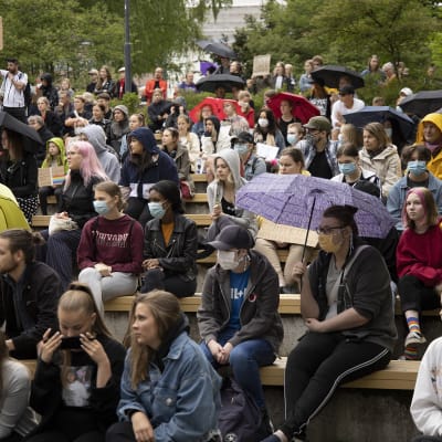 Ihmisiä rasisminvastaisessa mielenosoituksessa Jyväskyän Lounaispuistossa.