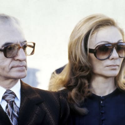Iranin syrjäytetty shaahi Mohammed Reza Pahlavi ja hänen puolisonsa Farah Diba maanpaossa Egyptissä (1979).