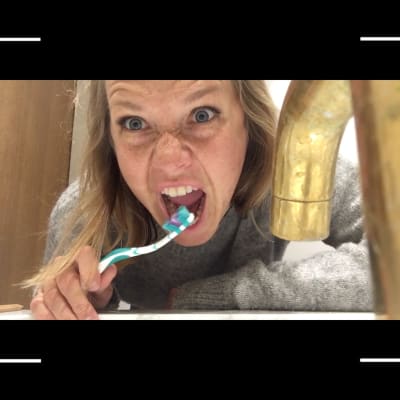 Sonja Kailassaari borstar tänderna