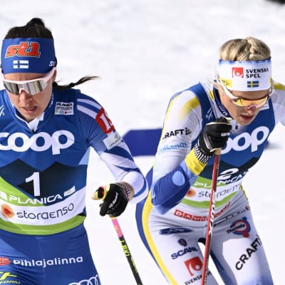 Kerttu Niskanen skidar bredvid Frida Karlsson.