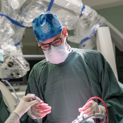 Neurokirurgi Martin Lehecka leikkaa ihmisten aivoja Töölön sairaalassa.
