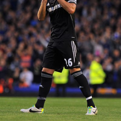 Chelsean kapteeni John Terry kiittää kannattajia päätösvihellyksen jälkeen.