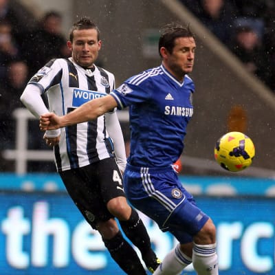 Newcastlen Yohan Cabaye ja Chelsean Frank Lampard taistelevat pallosta.