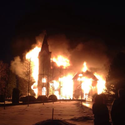 Ylivieska kyrka brinner den 26 mars 2016.