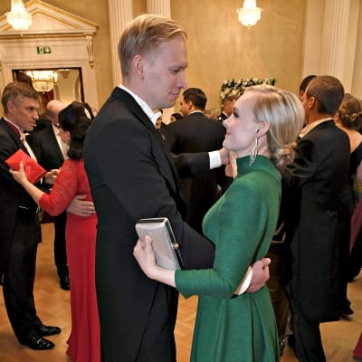 Inrikesminister Maria Ohisalo och Miika Johansson på Slottsbalen.