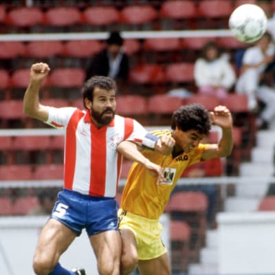Paraguayn Rogelio Delgado (vas.) ja Irakin Ahmed Radhi (oik.) taistelevat pääpallosta vuoden 1986 MM-kisoissa. 