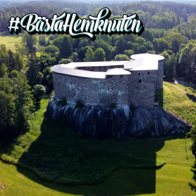 En medeltida slottsruin fotad uppifrån. Text på där det står "bästa hemknuten i Svenskfinland".