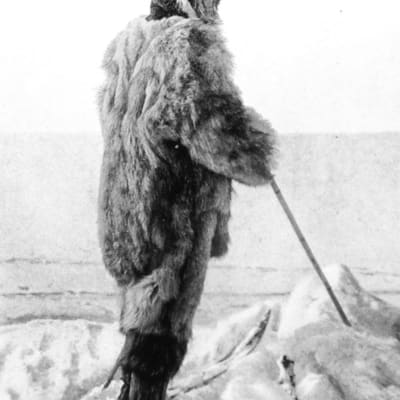 Den norske polarforskaren Roald Amundsen vid Svartskog, Bunnefjorden, 7 mars 1909 klädd i päls.