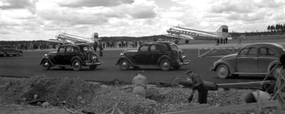 Ensimmäiset koneet Seutulan uudella kentällä 26.6.1952, kaksi Aero Oy:n DC-3:a (OH-LCD, OH-LCC). Koneet saapuivat Malmilta. (26.6.1952)