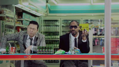 PSY och Snoop dricker sprit och äter nudlar.