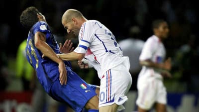 Zinedine Zidane pukkaa Marco Materazzia Jalkapallon MM-kisoissa 2006