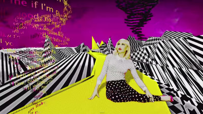 Gwen Stefani på en gul väg.