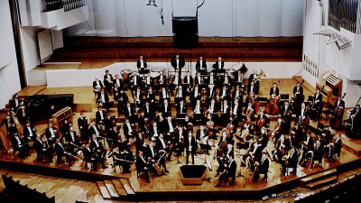 Jukka-Pekka Saraste ja Radion sinfoniaorkesteri Finlandia-talon lavalla vuonna 1994.