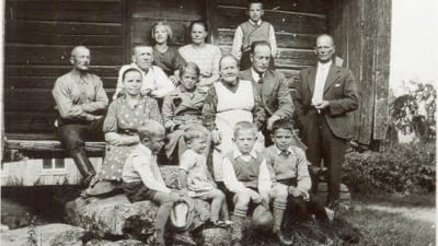 Mårten Holms farfar med vit skjorta, andra från vänster i nästöversta raden. Holms pappa i knästrumpor på första raden, tredje från vänster.