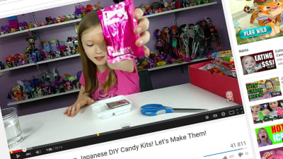 Liten ung tjej som recenserar leksaker på Youtube.