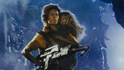 Sigourney Weaver som Ripley och Carrie Henn som Newt i filmen Aliens.