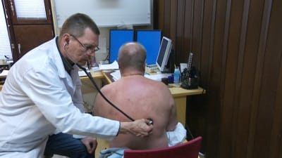 Patient undersöks med stetoskop