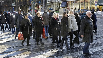 Folk på stan i Helsingfors centrum.
