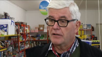 Man i bybutik.