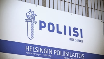 Skylt med texten Poliisi Helsinki, Helsingin poliisilaitos, Polisinrättningen i Helsingfors.