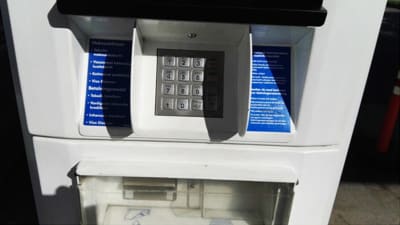 Skimmingsmaskin installerad på bankomat