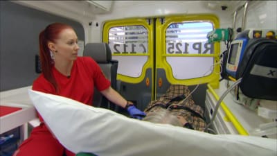 kvinnlig förstavårdare i ambulans