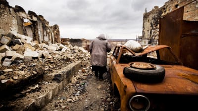 Gammal dam bland ruiner i Ukraina