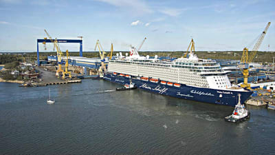 Ett fartyg i hamnen hos Meyer Turku