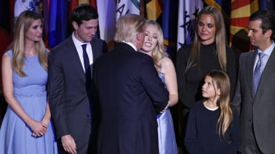 Donald Trump kysser sin dotter efter segern