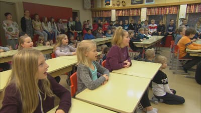 Elever sjunger tillsammans i klassrum
