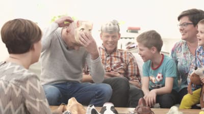 Ann Edgrens regnbågsfamilj i soffan.