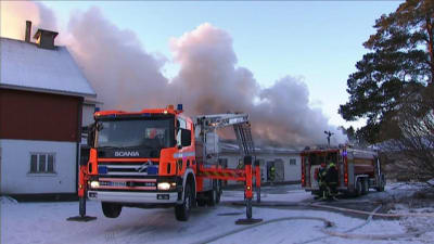 Brandkåren släcker brand i Oripää.