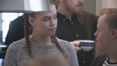 Siri och Eddy vid köksbordet.