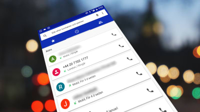 Telefon med lista över mottagna samtal, där ett av numren är det mystiska numret från London.