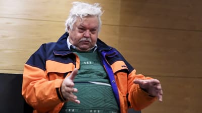 Olli Sademies i orange jacka i Helsingfors tingsrätt 4.1.2017.