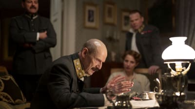 Kung Haakon (Jesper Christensen) sitter vid ett skrivbord och förklarar sitt beslut.