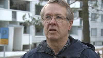 Man på gården utanför högus
