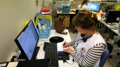 Sjukskötare Tanja Saarelainen behandlar elektroniska formulär i hälsostationen i Vallgård i Helsingfors.