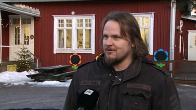 Man intervjuas vid Västankvarns skola i Ingå.
