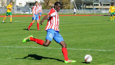 Alieu Ceesay sparkar bollen på gräsplan.