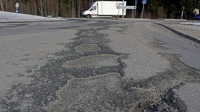 Hål och sprickor i asfalten i Runsor.