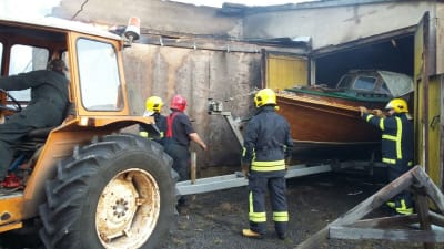 Jocke Lybecks träbåt räddas ur brinnande hall i Hattula i Borgå.