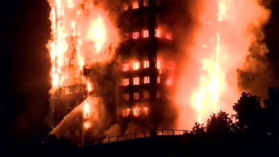 Brand i 27 våningar högt bostadshus i London den 14 juni 2017.