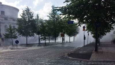 Fjärrvärmerör sprang läck i Helsingfors. 