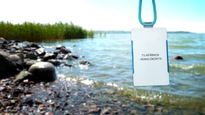En strand, i förgrunden ett personalkort som tillhör en visstidsanställd.