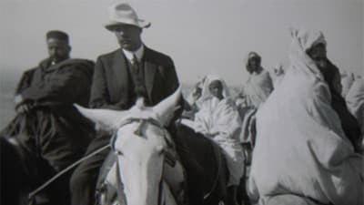 Antropologen Edvard Westermarck rider, förmodligen i Marocko i början av 1990-talet.
