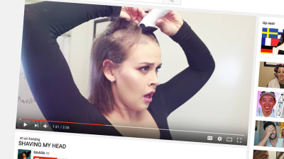 Skärmdump av Sara Forsberg som rakarsitt huvud i en Youtube-video.