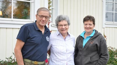 Carita och Göran Furu och dotter Carola Furu-Högel framför sitt hus