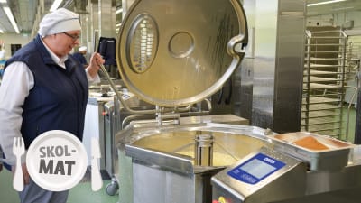 Paula Kolppanen-Valli visar hur dagisbarnens äppelkräm tillagas i Espoo caterings nya storkök i Kilo.