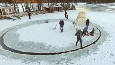 Människor står på ett runt isflak.